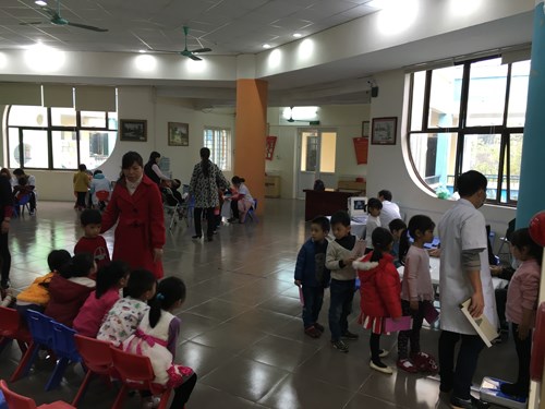Trường mầm non Phúc Đồng tổ chức khám sức khỏe định kỳ lần 2 cho trẻ, quản lý sức khỏe của trẻ bằng sổ điện tử.